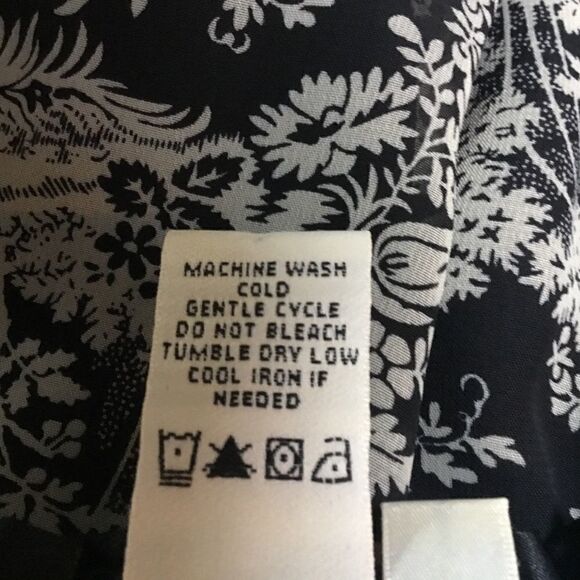SALE 2/$30. NWOT. Max Studio Brand Black and White Floral Print RuffledTop M - Picture 5 of 6